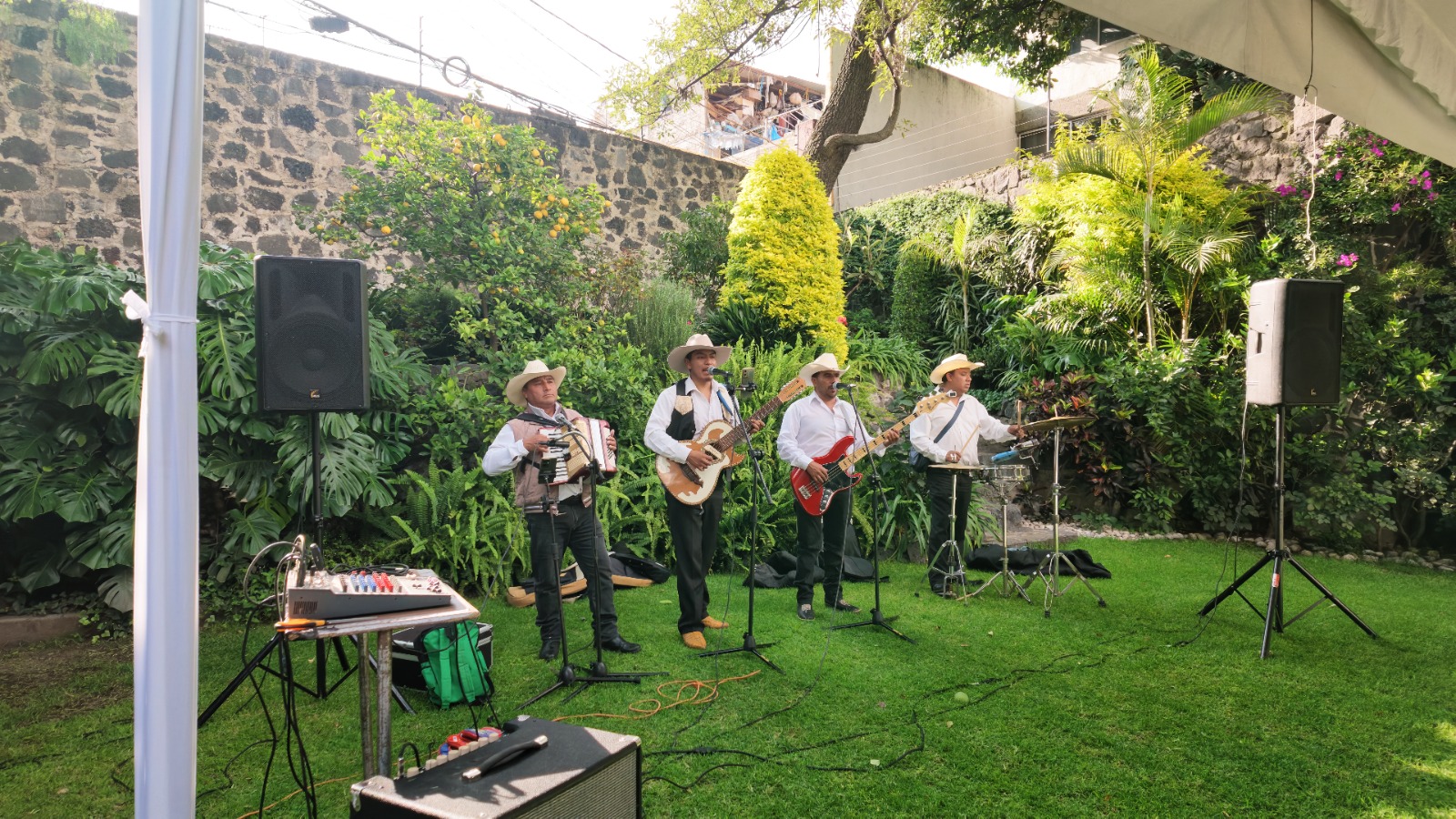 Grupo Norteños CDMX interpretando música en vivo para un evento